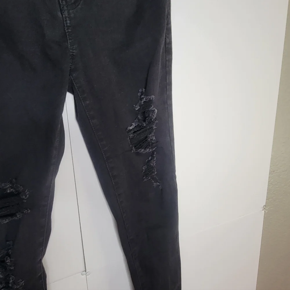 SO Black Distressed Skinny Jeans Size 5 Juniors (Women 0-2) Stretch High Rise